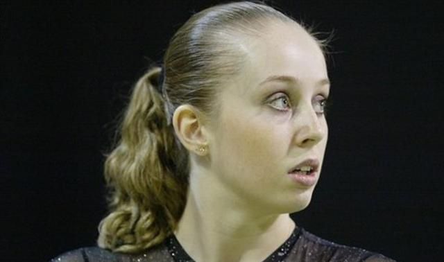 从政等都有,《太阳报》报道,来自荷兰的体操运动员费罗娜-范-德勒尔已