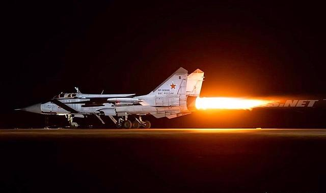 战斗机发动机的喷火,美式红火和苏式蓝火有什么区别?