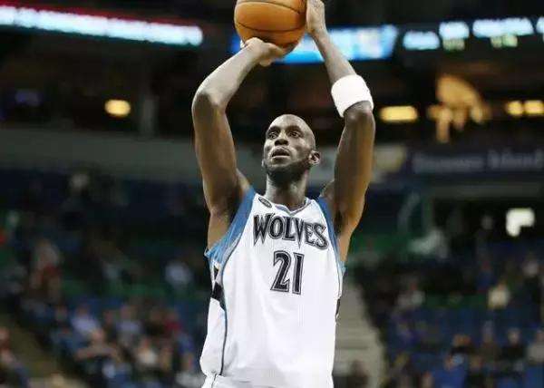 到了高中时期,加内特遇到了他人生中的两大贵人,一个就是他的队友罗尼