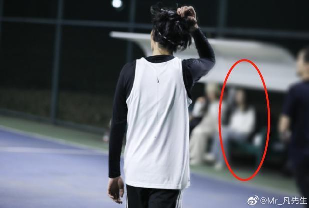 有新恋情?吴亦凡和叶可儿互为照片背景,引发恋爱猜想