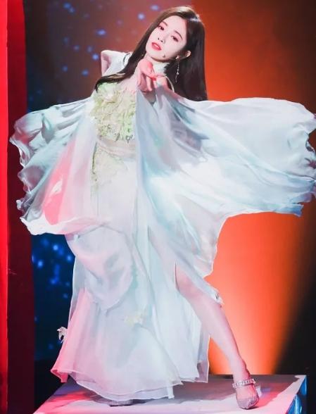 鞠婧祎竟把"白菜"穿身上?看到整体效果:这才是四千年美女