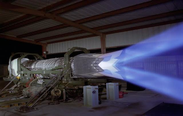 战斗机发动机的喷火,美式红火和苏式蓝火有什么区别?