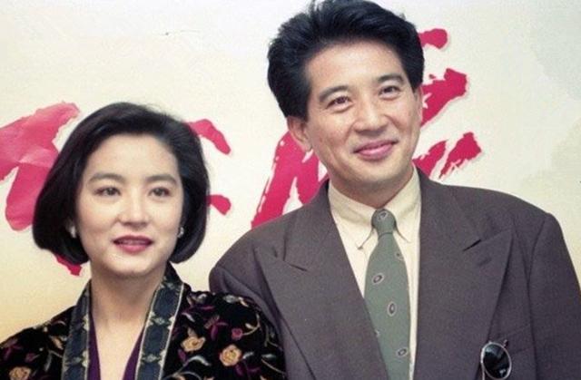 秦汉45岁儿子近照,长相帅气身材高大,女儿已2岁却还是不想结婚