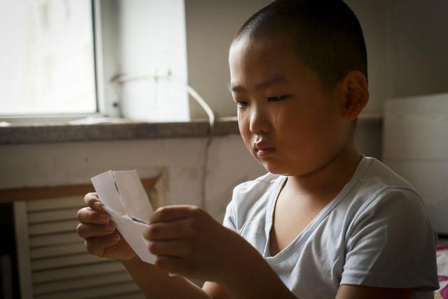 6旬老人省吃俭用给儿子在城里买房,孙子查出重病后现状让人心疼休闲区蓝鸢梦想 - Www.slyday.coM 6旬老人省吃俭用给儿子在城里买房,孙子查出重病后现状让人心疼休闲区蓝鸢梦想 - Www.slyday.coM