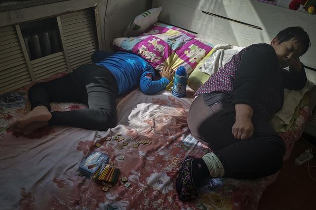 6旬老人省吃俭用给儿子在城里买房,孙子查出重病后现状让人心疼休闲区蓝鸢梦想 - Www.slyday.coM 6旬老人省吃俭用给儿子在城里买房,孙子查出重病后现状让人心疼休闲区蓝鸢梦想 - Www.slyday.coM