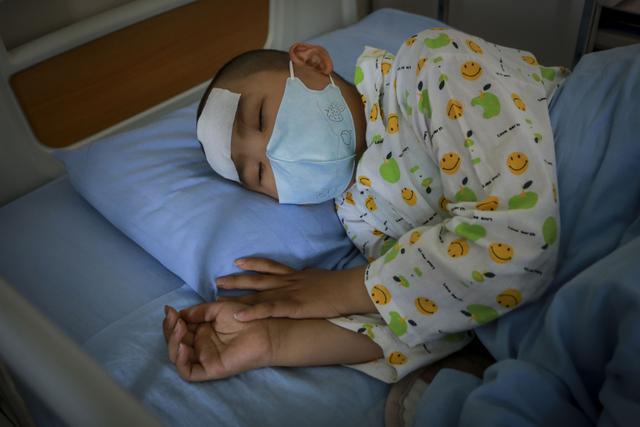 6旬老人省吃俭用给儿子在城里买房,孙子查出重病后现状让人心疼休闲区蓝鸢梦想 - Www.slyday.coM 6旬老人省吃俭用给儿子在城里买房,孙子查出重病后现状让人心疼休闲区蓝鸢梦想 - Www.slyday.coM