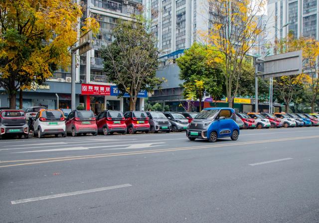 90后妹子跟土豪姐妹一起选择的日常代步车 省钱好停车还不贵