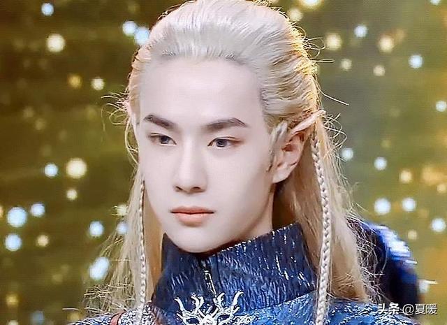 王一博并不是什么浓眉大眼型的帅哥,他有他自己独特的魅力,丹凤眼配上