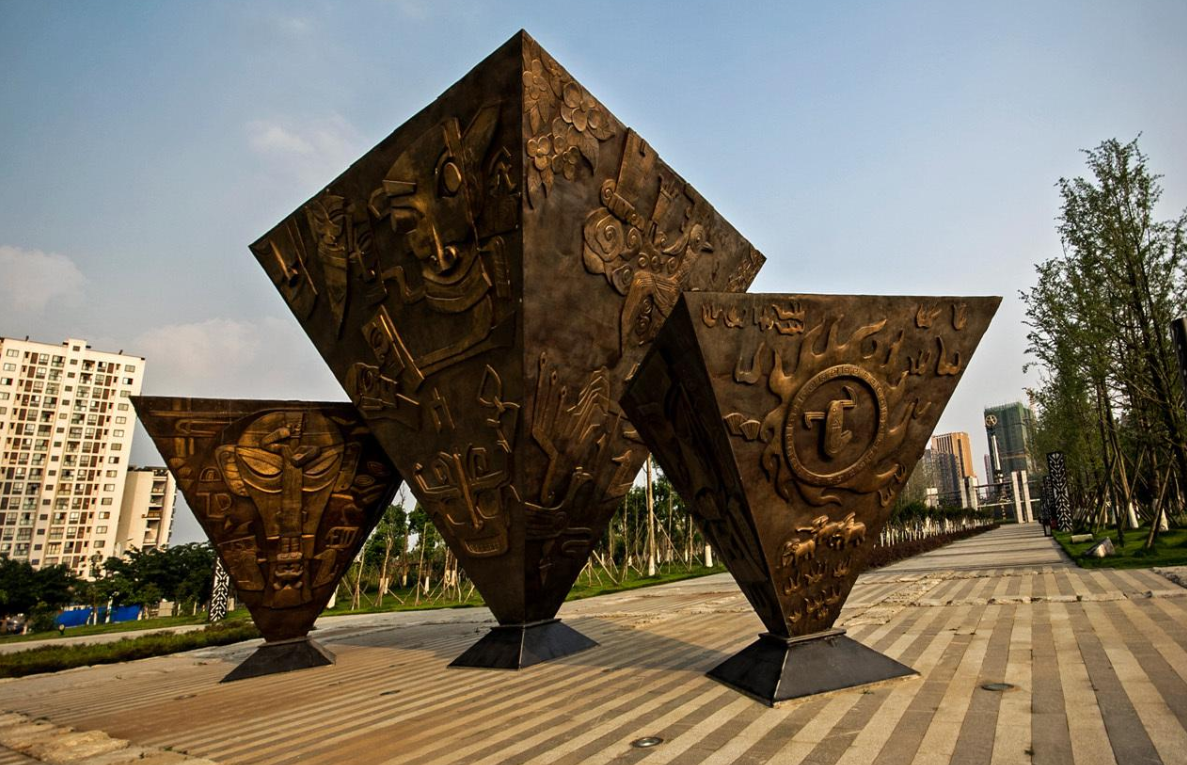 雒城等等,其中最具知名度的是三星堆遗址,它位于广汉市西北的鸭子河