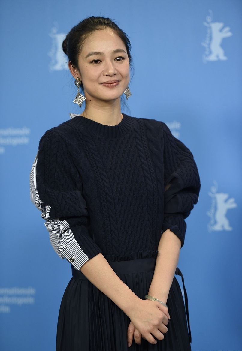 但是气质在哪里,衣服只要得体合身,不管穿什么,都是最美的,周韵这一身