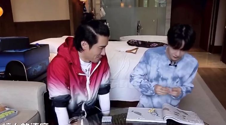 王一博串门胡兵家,准备一浴缸零食