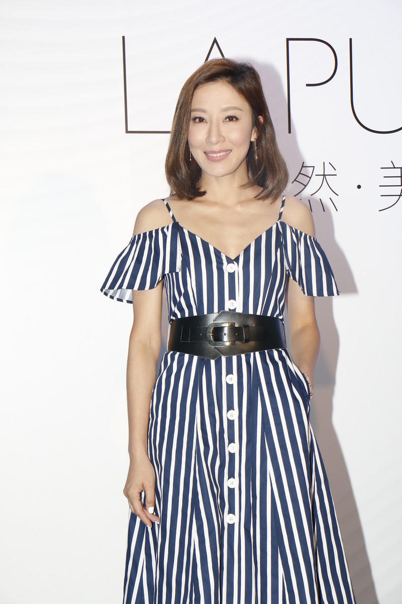 杨怡气质全开,身穿吊带条纹连衣裙现身活动真洋气,魅力十足