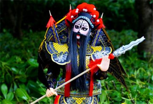 不过也有人认为该绿脸俑指的是少数民族,在戏剧舞台上,脸谱中的红色