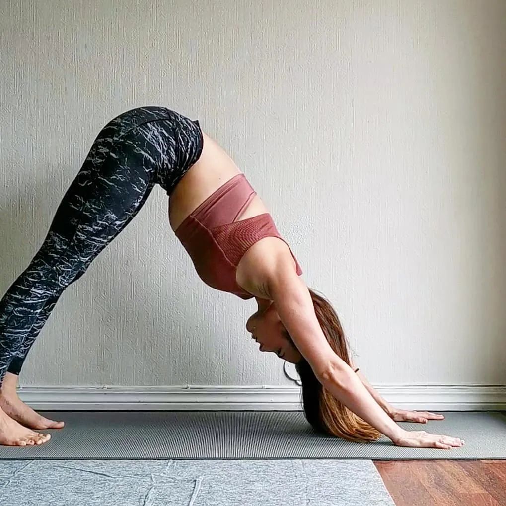 蒋依依已有成熟韵味!随性大波浪配黄粉无袖长裙,温柔到极致