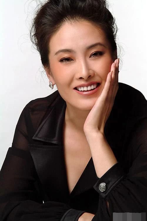 到目前为止,詹妮和丈夫谢晓辛已经结婚19年,并一直相爱.