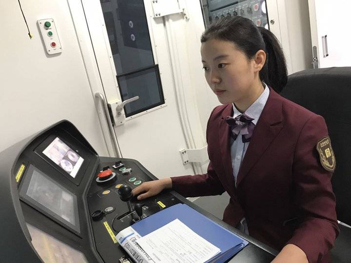 95后地铁女司机1年跑3万公里,从萌芽起步跑到繁花满地