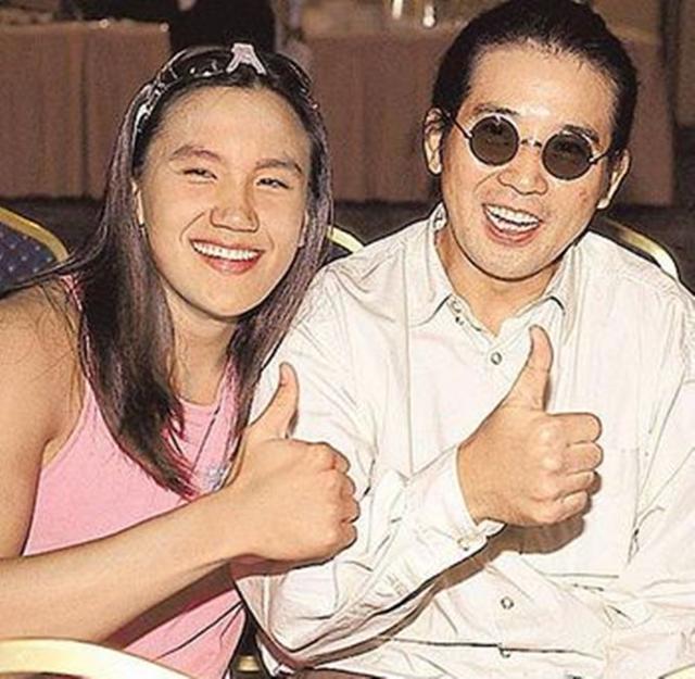 秦汉45岁儿子近照,长相帅气身材高大,女儿已2岁却还是不想结婚