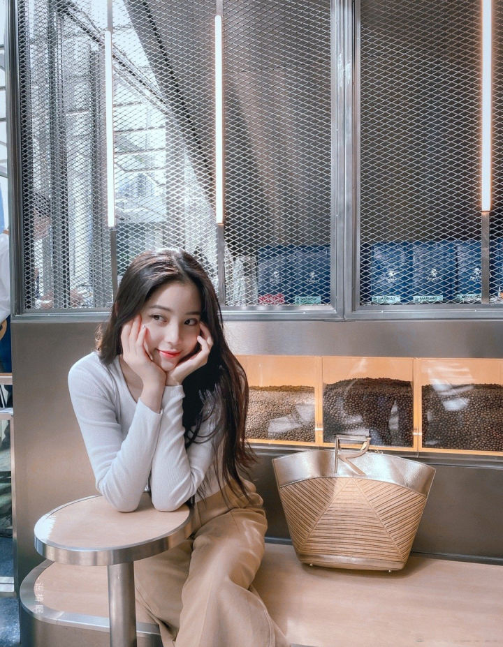 欧阳娜娜身穿碎花上衣 清纯可爱 少女感十足