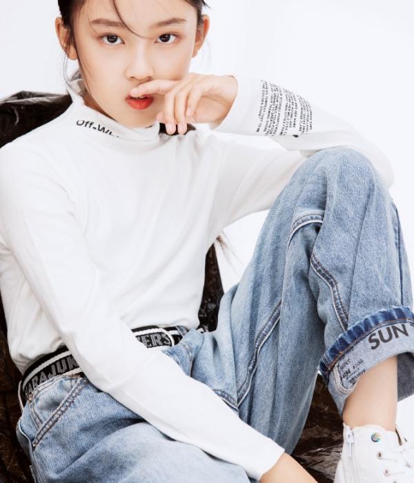 仅九岁颜值高身材好,未来女神诞生