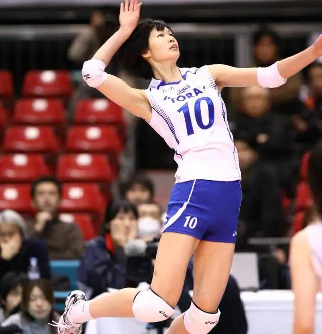 她是日本公认排球女神,因挺胸照走红网络,如今嫁给邋遢老公|木村纱织