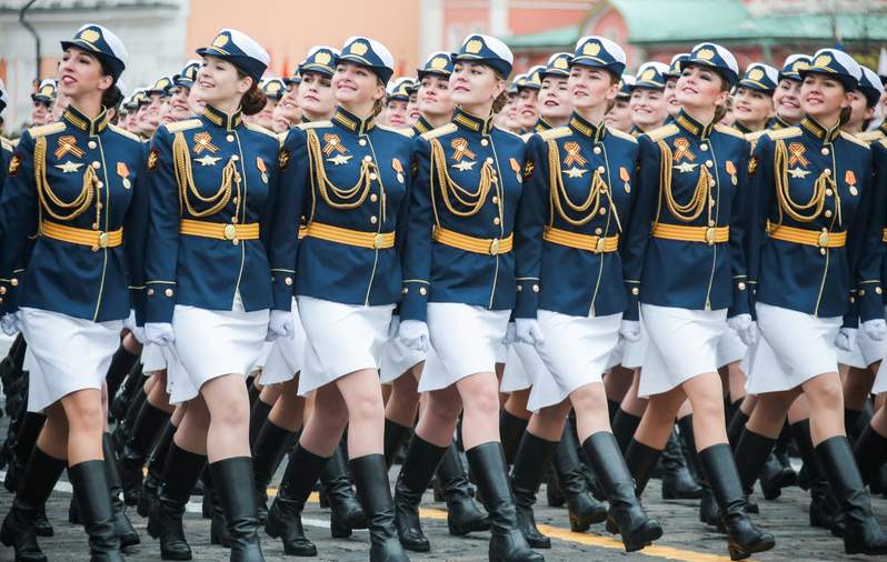 正文            泰国女兵在阅兵式中的形象有如小可爱,活泼又欢快