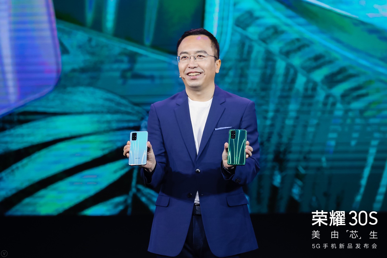 5G神U麒麟820护体！6400万像素AI四摄/40W超级快充统统在一起！