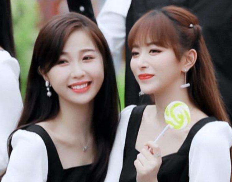 孔雪儿上台作自我介绍,谁留意虞书欣的表情动作?姐妹感情太真实