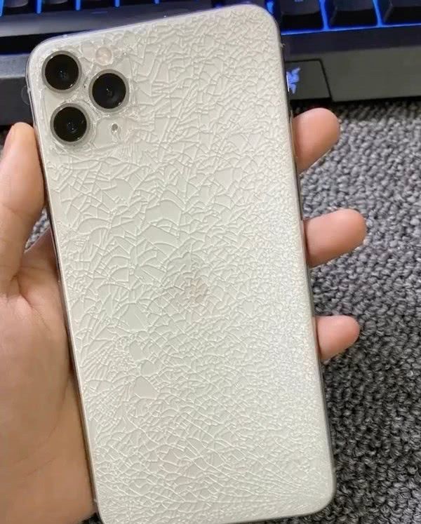 iphone 11 pro max不小心摔成"艺术品" 这冰裂纹绝了