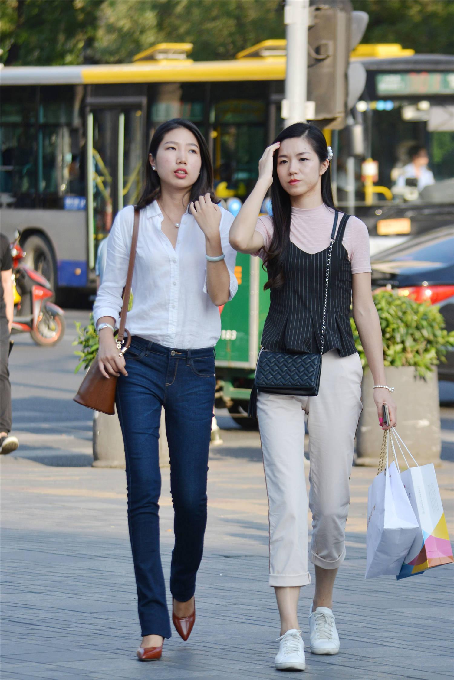 对于很多姑娘来说,逛街不会自己,可以约上自己的最好的姐妹一起,这样