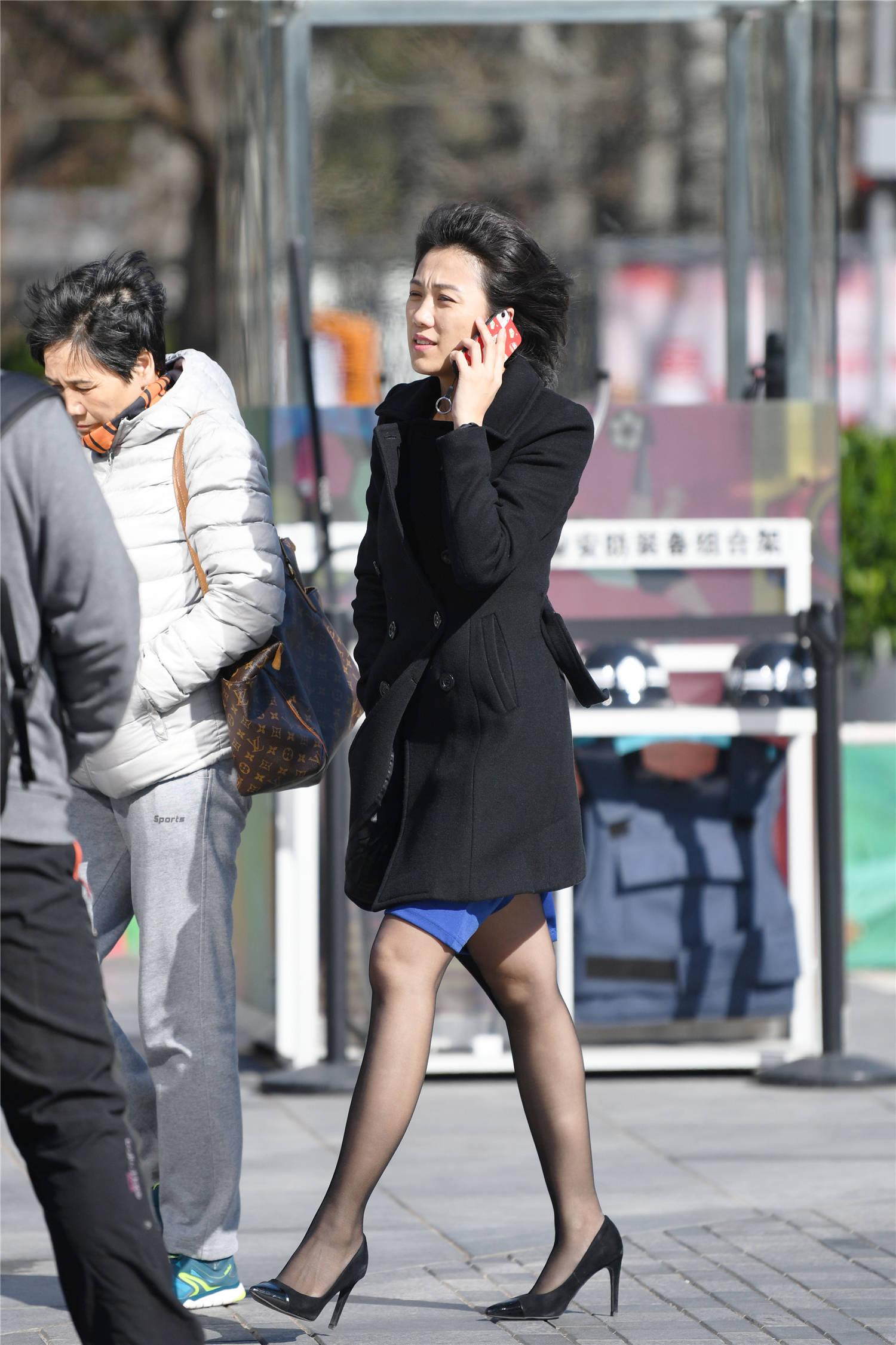 初春时节适合穿黑色丝袜尖头细跟鞋是少不了搭配出气质美