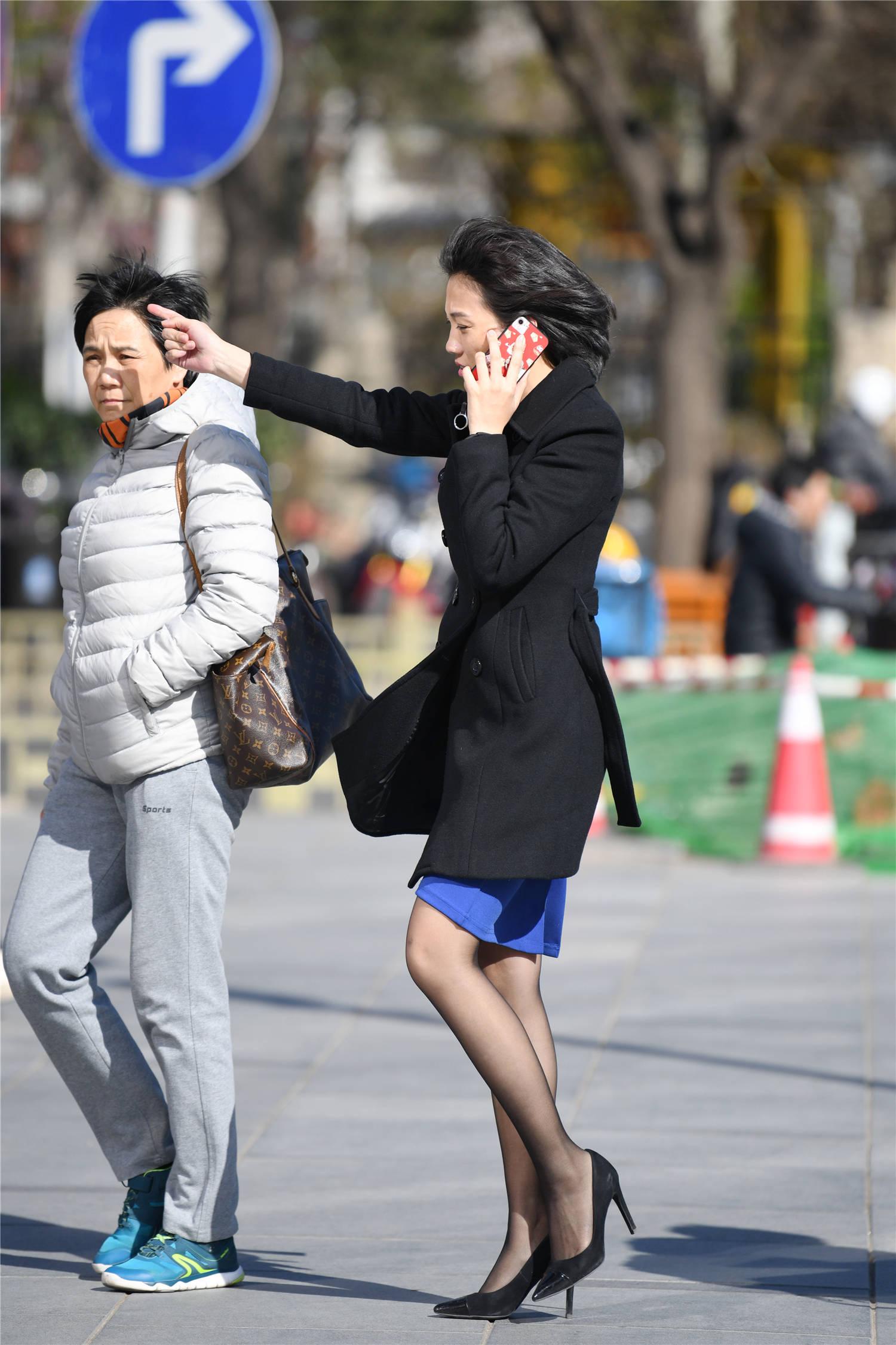 初春时节适合穿黑色丝袜,尖头细跟鞋是少不了,搭配出气质美