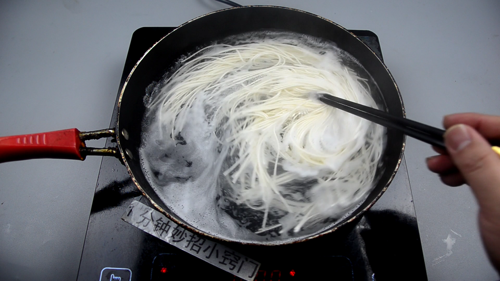 煮面条,最忌讳开水下锅,难怪煮面难吃,正确方法在这呢!