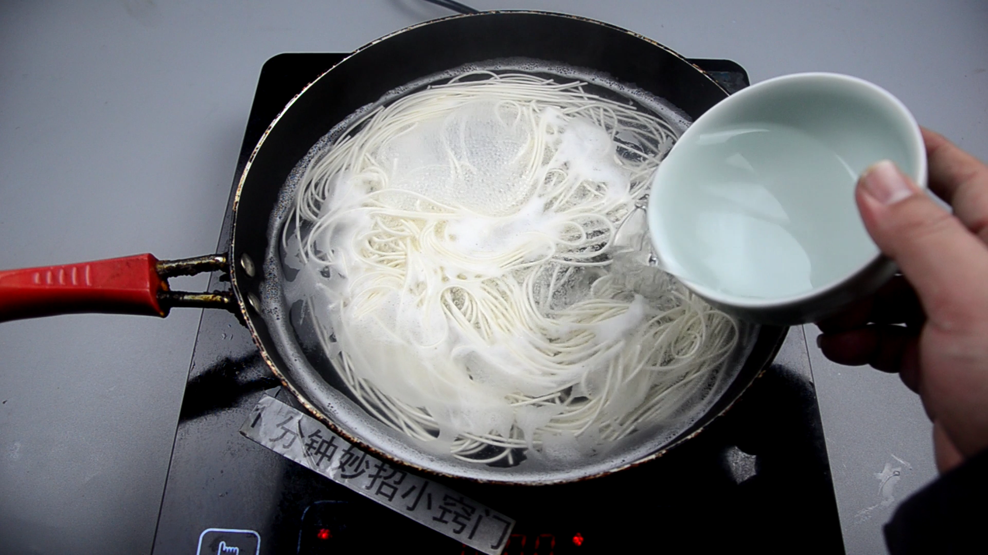 煮面条,最忌讳开水下锅,难怪煮面难吃,正确方法在这呢!