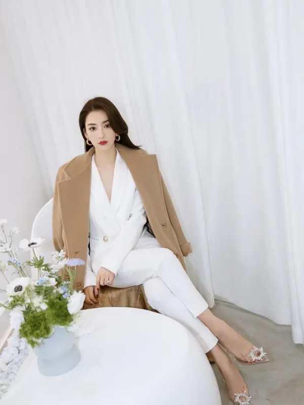 在一双恨天高高跟鞋的加持下,方媛整个人都显得亭亭玉立,优雅大方.