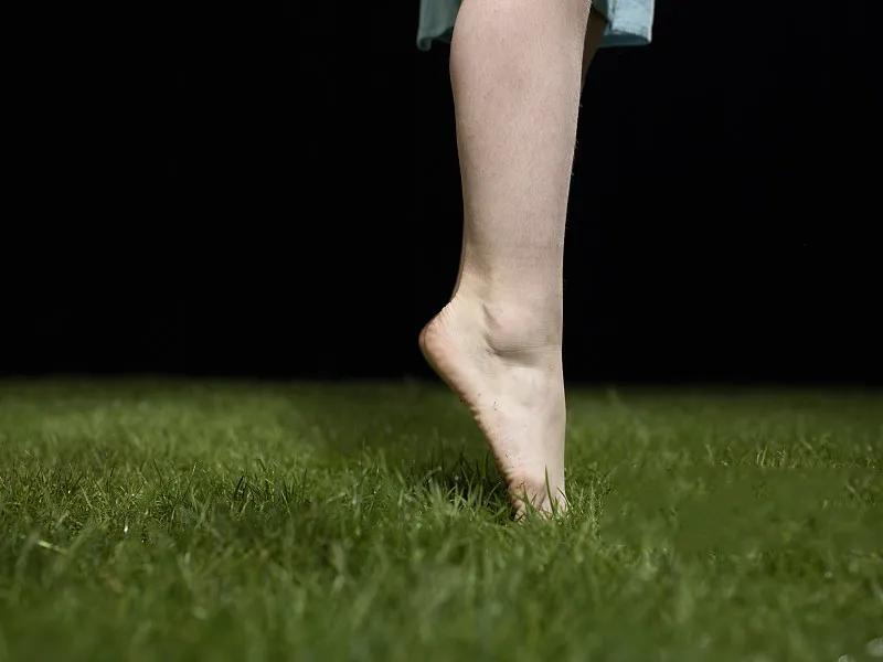 每天踮脚尖走路15分钟,四个问题可能悄悄"走没了"!