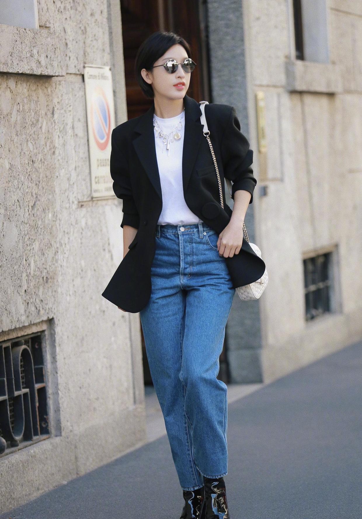 张俪高颜值任性,身穿一袭西服搭配牛仔裤,基础款意外穿出高级感