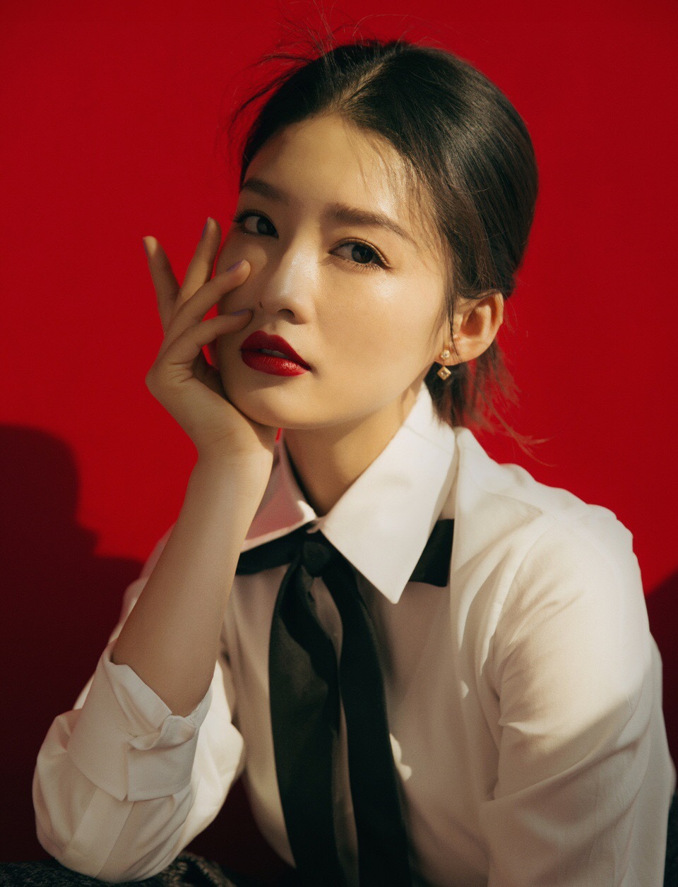 李沁真是不一般,穿衬衫配长裙勾勒"好身段",躺着拍写真太美了