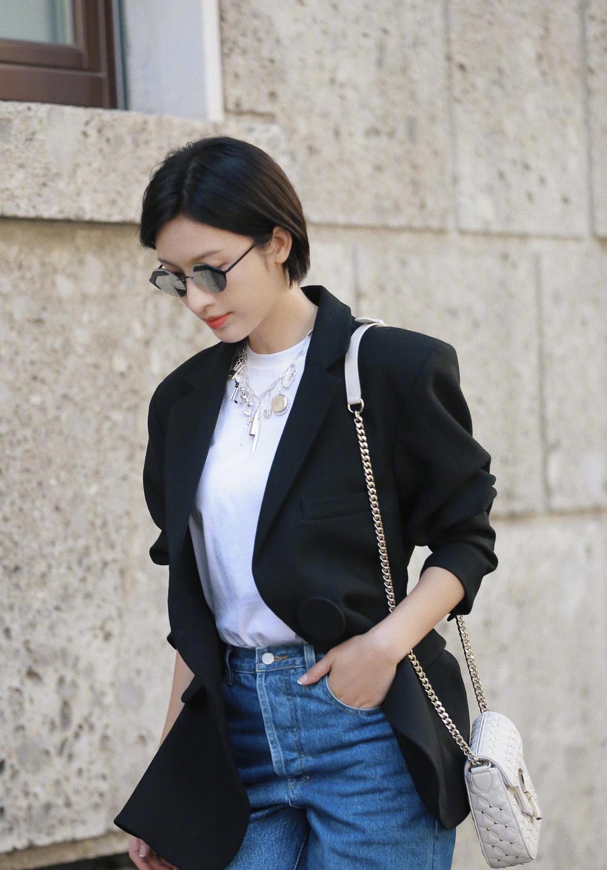 张俪高颜值任性,身穿一袭西服搭配牛仔裤,基础款意外穿出高级感