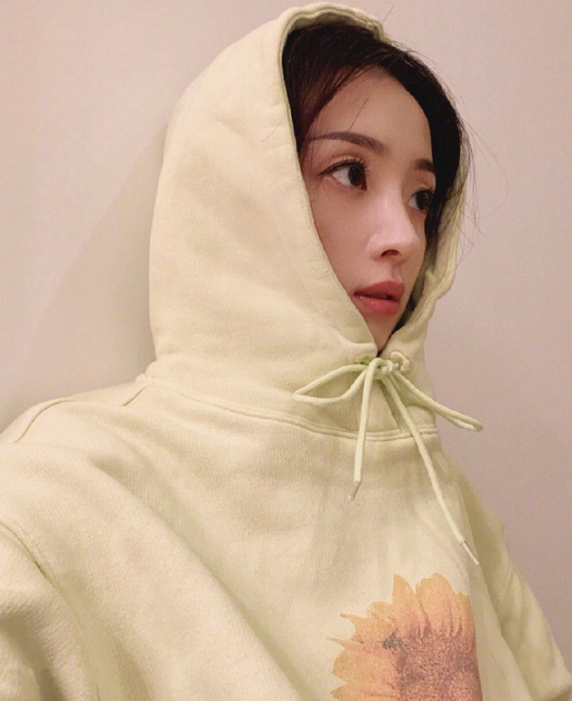 胡冰卿身穿淡黄的卫衣自拍,清爽减龄,简约利落又时髦!|胡冰卿|卫衣|时