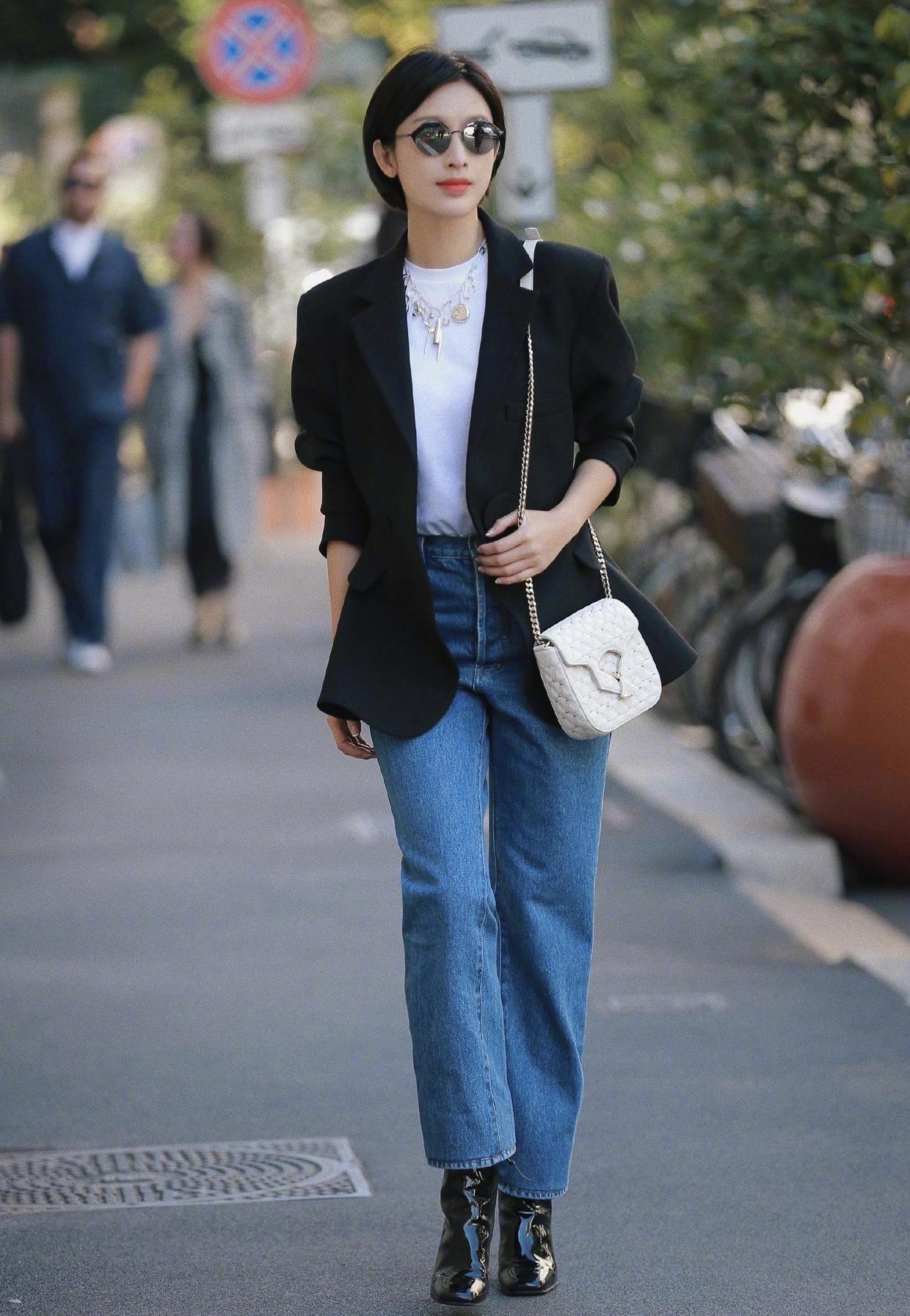 张俪高颜值任性,身穿一袭西服搭配牛仔裤,基础款意外穿出高级感