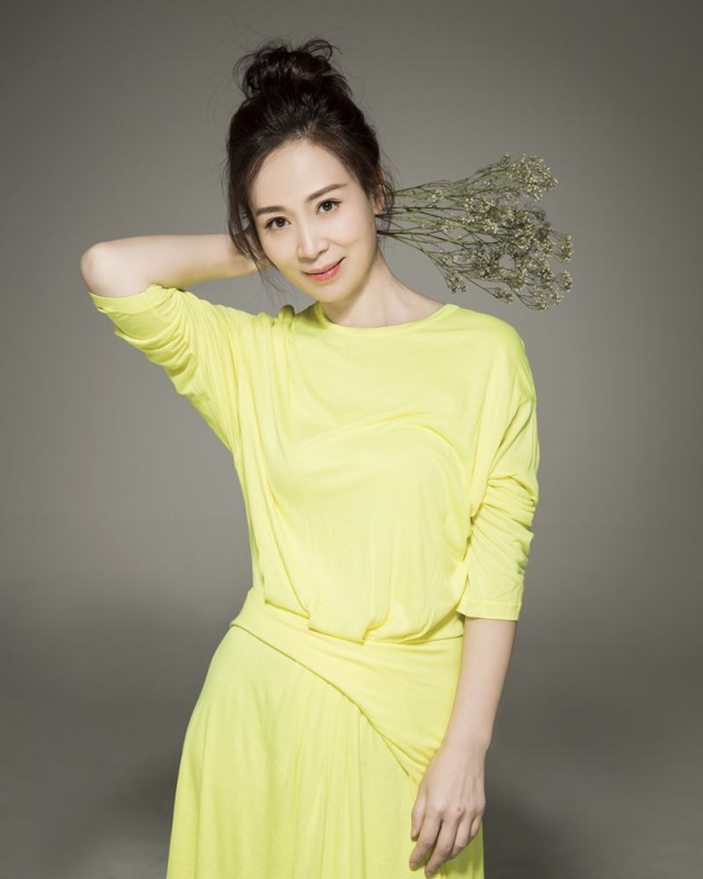 《安家》中的美女演员,长相标致气质温婉,如今49岁婚姻很幸福