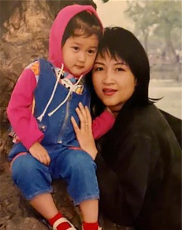 鹿晗妈妈像极了一家人
