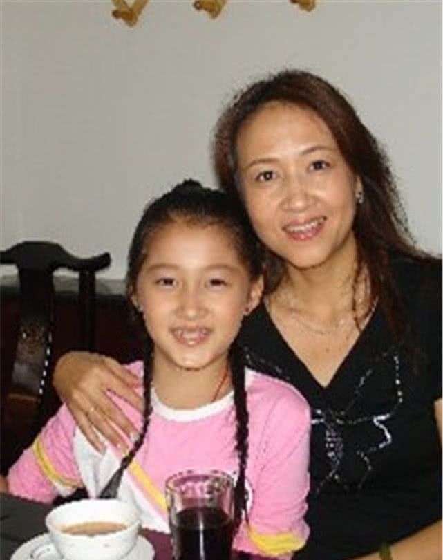 关晓彤高颜值妈妈被曝光,准婆婆长啥样?鹿晗妈妈像极了一家人