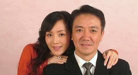 他是国家一级演员,与原配离婚净身出户,50岁娶小13岁3婚娇妻