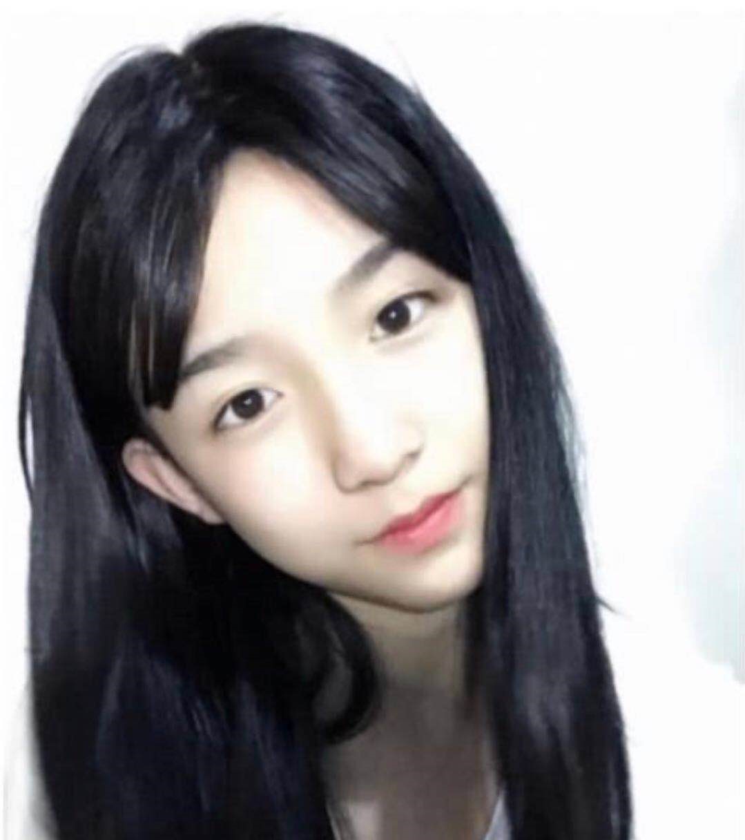 不但如此,而且整容后的艾比长的很像潘南奎,有些照片发出来也是傻傻分