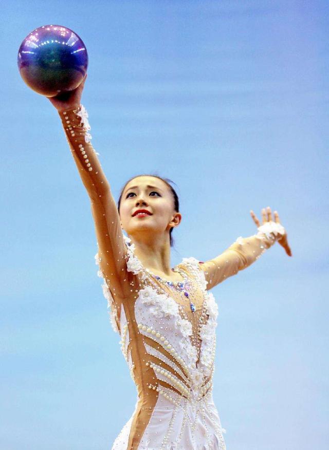 她是艺术体操女神因挺胸照一夜走红21岁选择退役现转型成教练