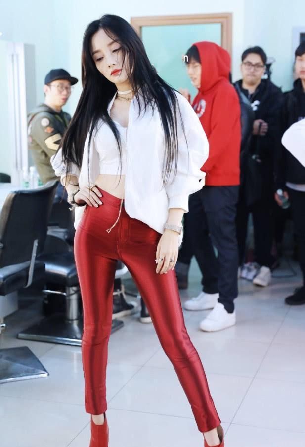 李小璐越来越敢穿,紧身红色皮裤大秀美腿,身材凹凸有致太迷人