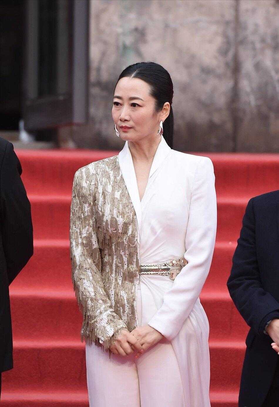 赵涛真是不老女神,丸子头发型搭配黑色连衣裙气场全开,高级优雅