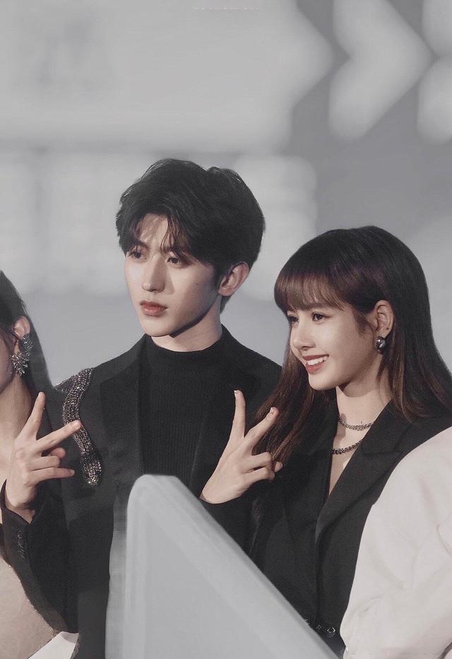 蔡徐坤疑似认爱lisa?官方带头磕不要太甜,眼尖粉丝发现端倪