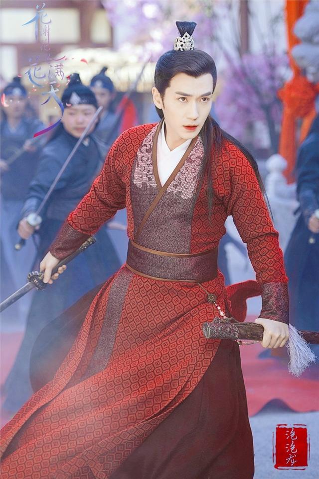 朱一龙的令人惊艳的,百变红衣造型红衣少年意气风发,飒且俊郎